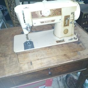 1950s vintage singer sewing machine (works)